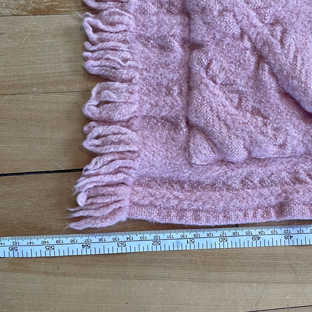 Pink Irish 🇨🇮 wool shawl with pockets - Picture 4 of 12